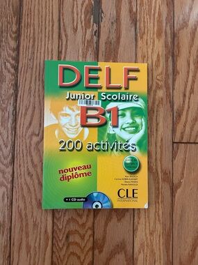 DELF Junior Scolaire B1 200 activités - Yellow/Green Cover